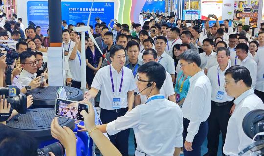 各级领导嘉宾莅临华鸿东盟展位参观指导