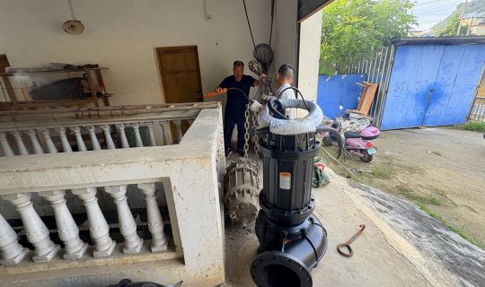 坚守者的国庆日记丨凭祥市华鸿污水处理有限公司应急抢修雨水泵，保障市民安心假期